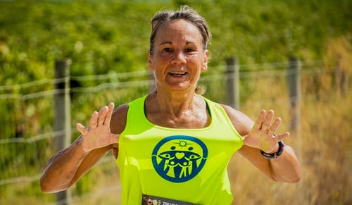 女人伸出她的绿色背心 · 免费素材图片