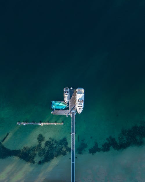 海码头旁的三艘摩托艇 · 免费素材图片