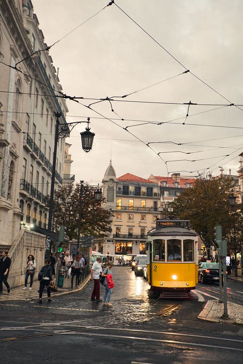 城市街的黄色电车 · 免费素材图片