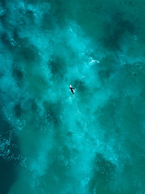 人冲浪航拍 · 免费素材图片