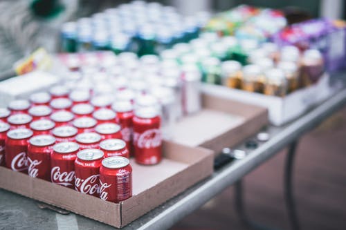 红色可口可乐的选择性聚焦摄影可以装箱 · 免费素材图片