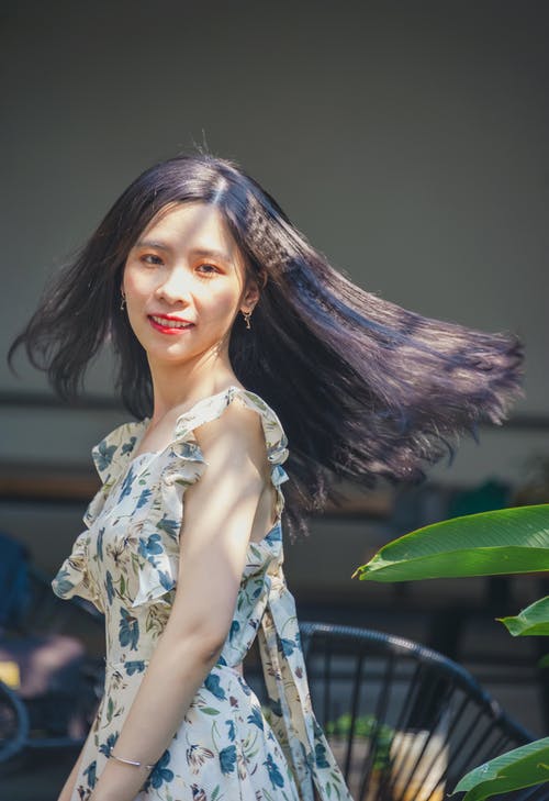 白色和蓝色的花裙子的女人的照片 · 免费素材图片