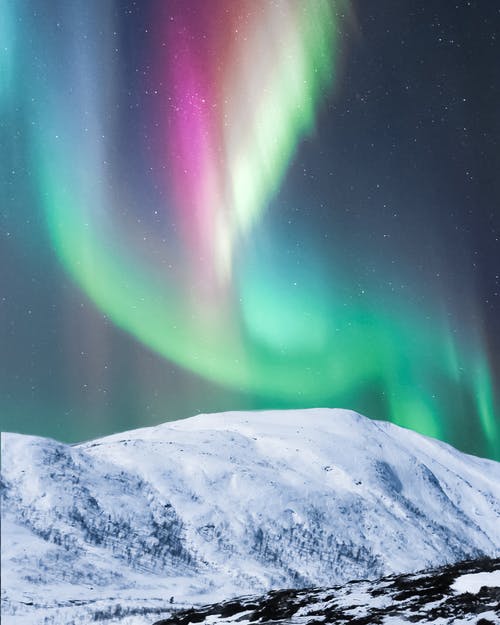 七彩的极光，在雪山 · 免费素材图片