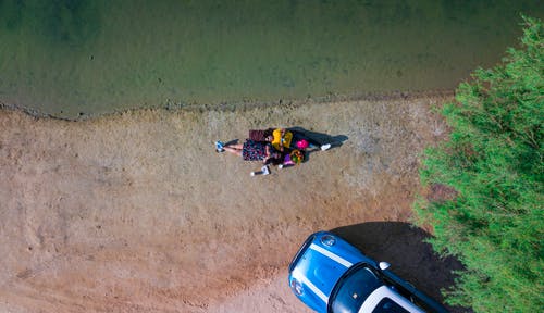 妇女躺在地上的航拍照片 · 免费素材图片