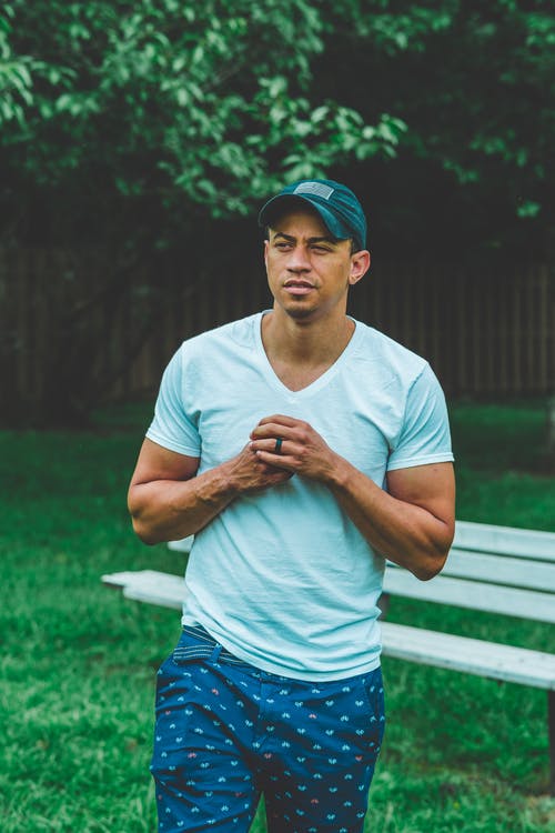 穿着v领t恤的男子的照片 · 免费素材图片