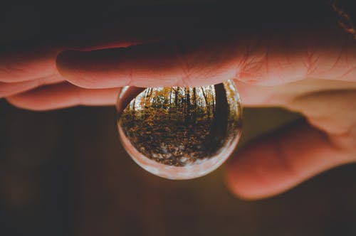 水滴反射 · 免费素材图片