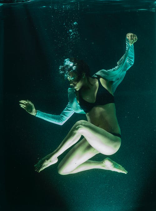 女人的水下摄影 · 免费素材图片