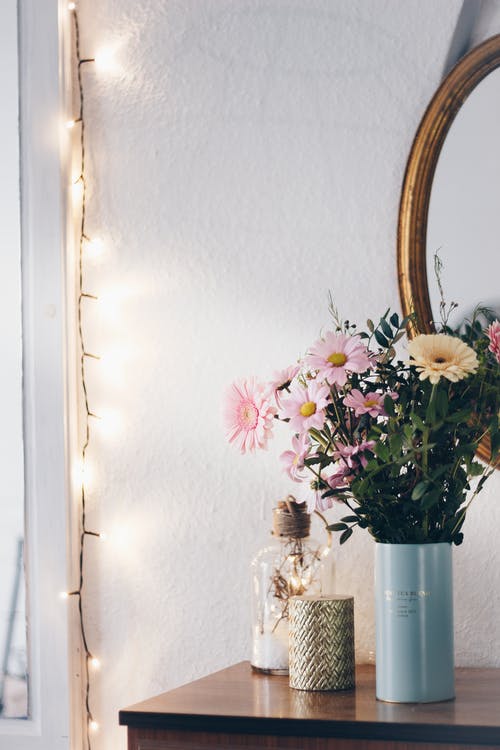 蓝色花瓶里的粉色和黄色的花朵 · 免费素材图片