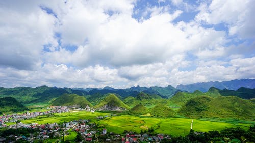 多云的天空下的绿色山丘 · 免费素材图片