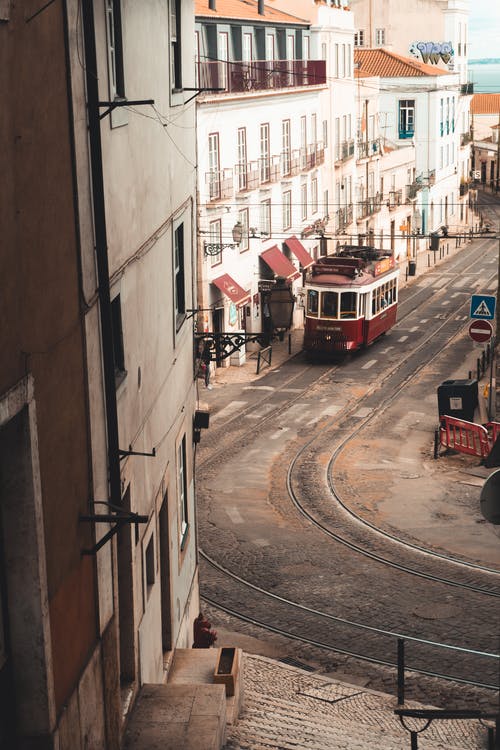 电车在大街上的视图 · 免费素材图片