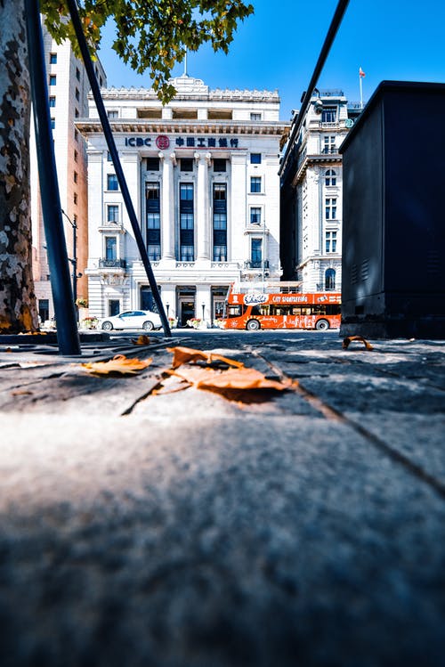 车停在白色混凝土建筑前 · 免费素材图片