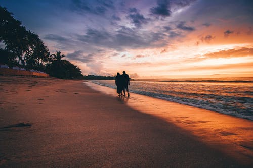 两人在海边散步 · 免费素材图片