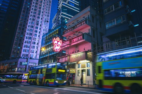 晚上在香港市区的建筑物 · 免费素材图片