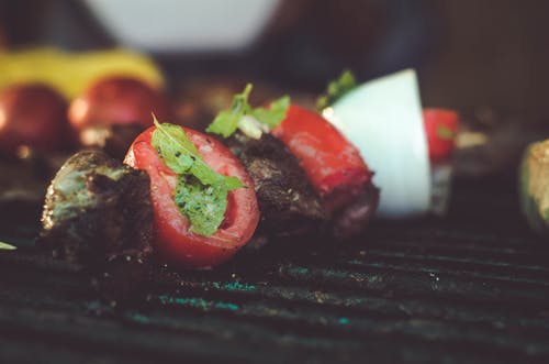 黑色金属烤架上的烤肉串 · 免费素材图片
