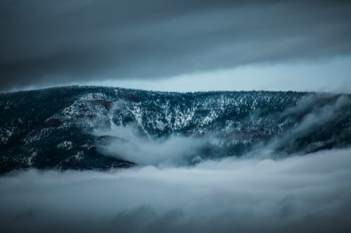 雾包围的山脉 · 免费素材图片
