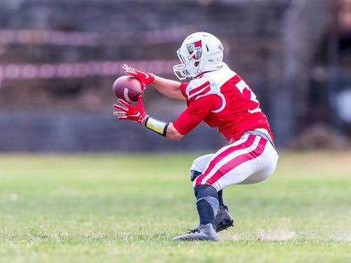 Nfl球员抓足球 · 免费素材图片