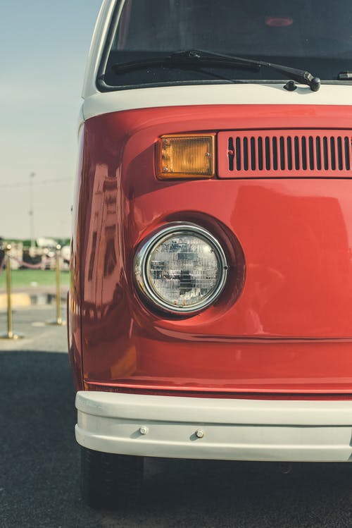 红色和白色大众面包车 · 免费素材图片