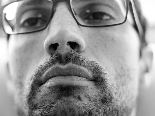 眼镜男子的灰度照片 · 免费素材图片