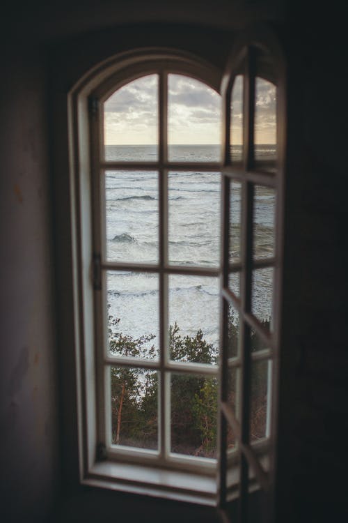 俯瞰大海的窗户的照片 · 免费素材图片