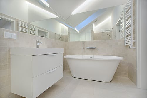 浴室白色浴缸 · 免费素材图片