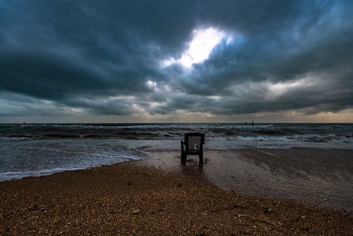 岸上的黑色椅子 · 免费素材图片