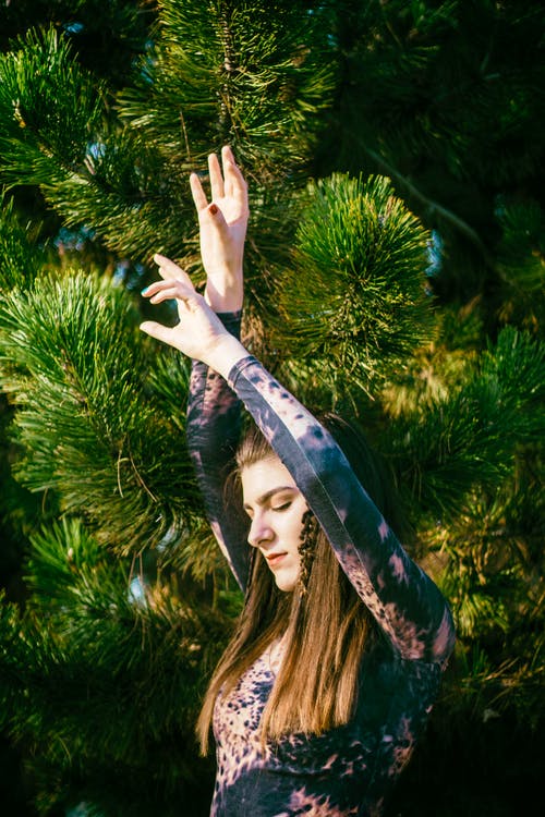 女人举起她的手的照片 · 免费素材图片