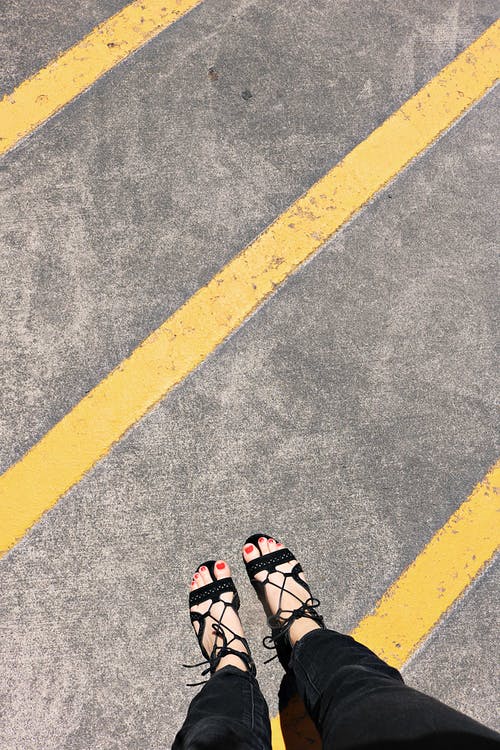 穿黑裤子的女人 · 免费素材图片