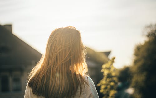 女人侧身面对的特写照片 · 免费素材图片