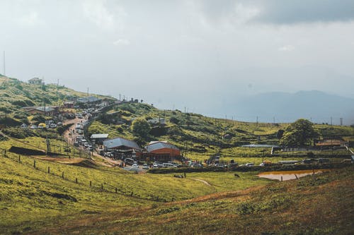 草地上的房子 · 免费素材图片