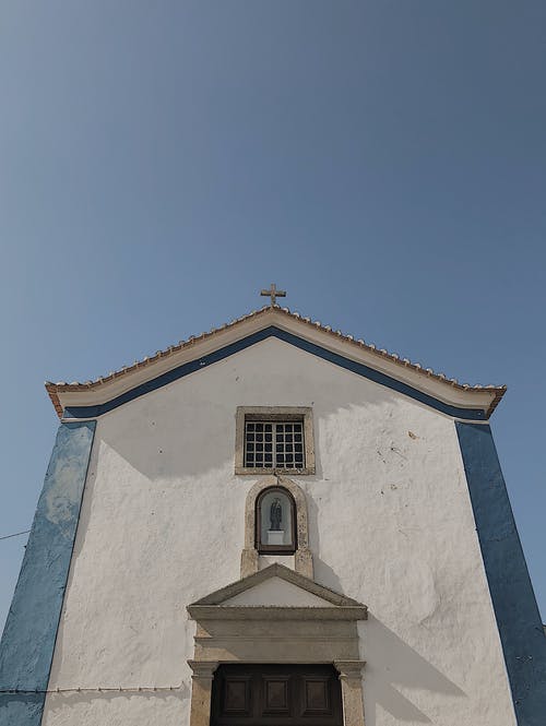 白色和蓝色的混凝土大教堂 · 免费素材图片
