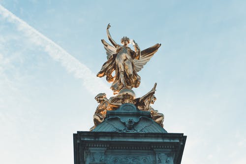 蓝蓝的天空下的天使雕像 · 免费素材图片
