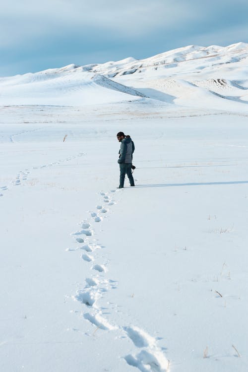 男子站在雪区 · 免费素材图片
