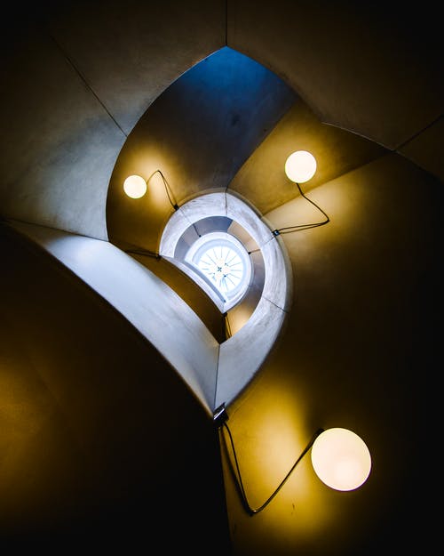螺旋楼梯装饰着现代灯 · 免费素材图片