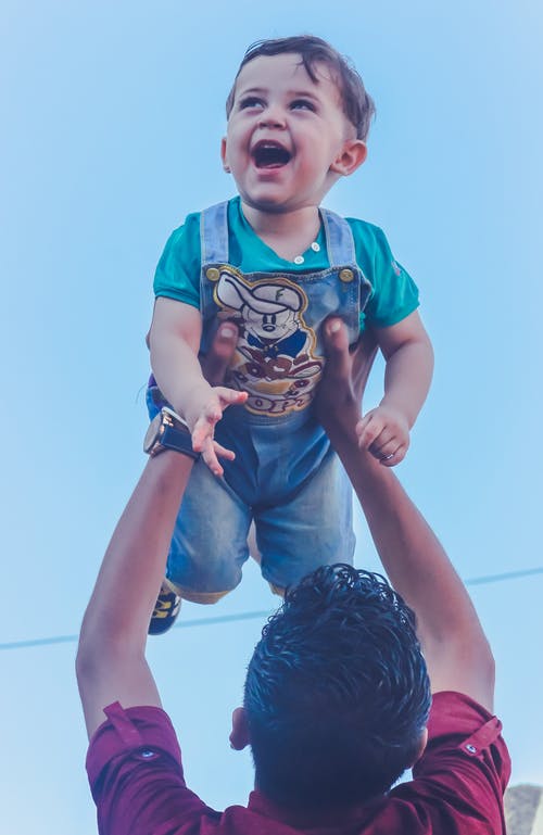 男子携带幼儿 · 免费素材图片