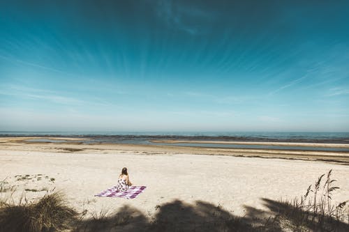 坐在海边的女人 · 免费素材图片