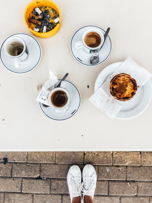 四个白色陶瓷杯的航拍 · 免费素材图片