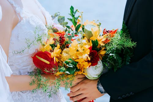 新娘和新郎抱着花束 · 免费素材图片