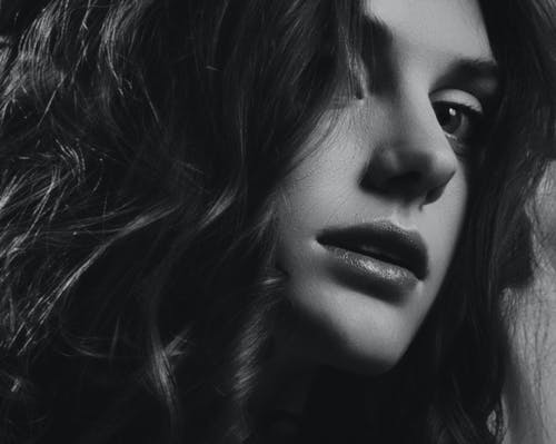 女人的灰度摄影 · 免费素材图片