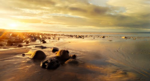 黄昏时的岩石海岸照片 · 免费素材图片