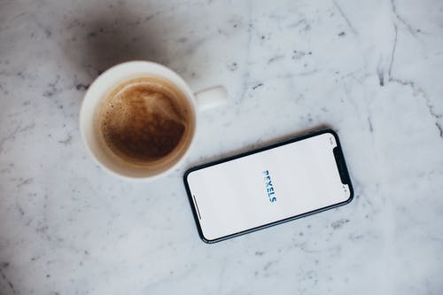 开启的太空灰iphone X显示像素应用 · 免费素材图片