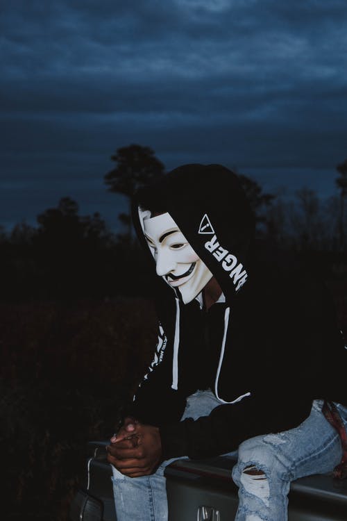 坐在椅子上的男人 · 免费素材图片