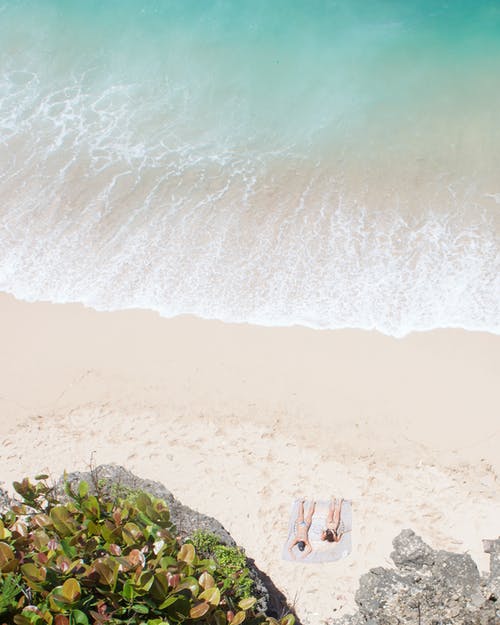在海滩上晒日光浴的人的照片 · 免费素材图片