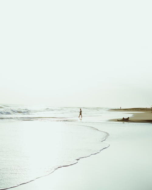 在沙滩上散步的人 · 免费素材图片