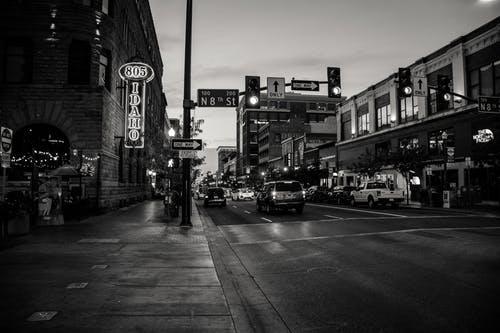 灰度街照片 · 免费素材图片