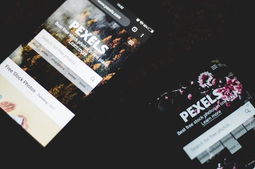 两个打开的智能手机显示像素应用 · 免费素材图片