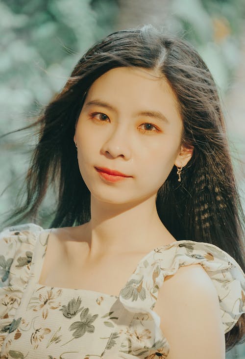 女人穿着白色和米色的花卉上衣 · 免费素材图片