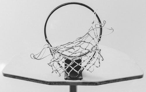 篮球圈的单色照片 · 免费素材图片