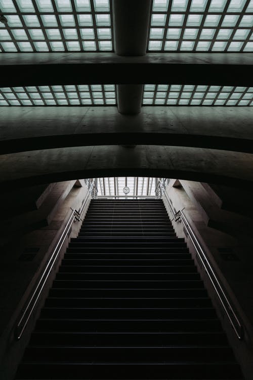 黑色楼梯低光摄影 · 免费素材图片