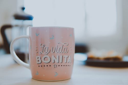 粉色和白色的杯子 · 免费素材图片