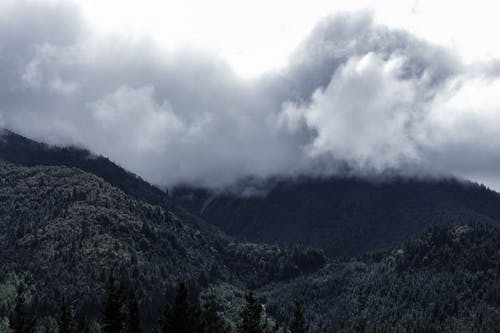 白云覆盖的山 · 免费素材图片